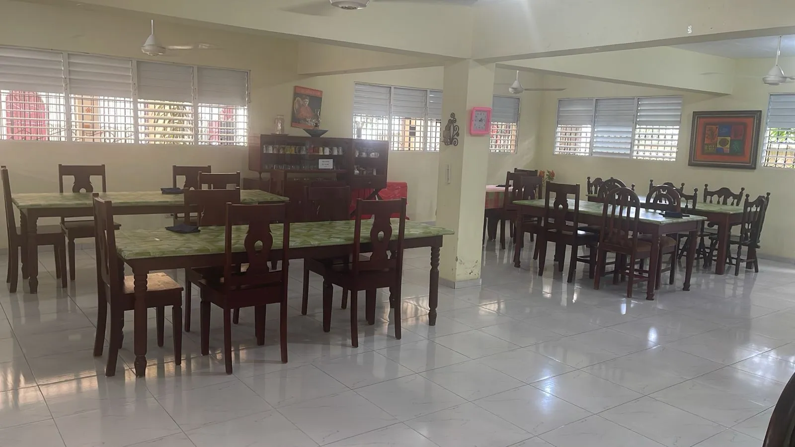 Comedor amplio del hogar con mesas organizadas