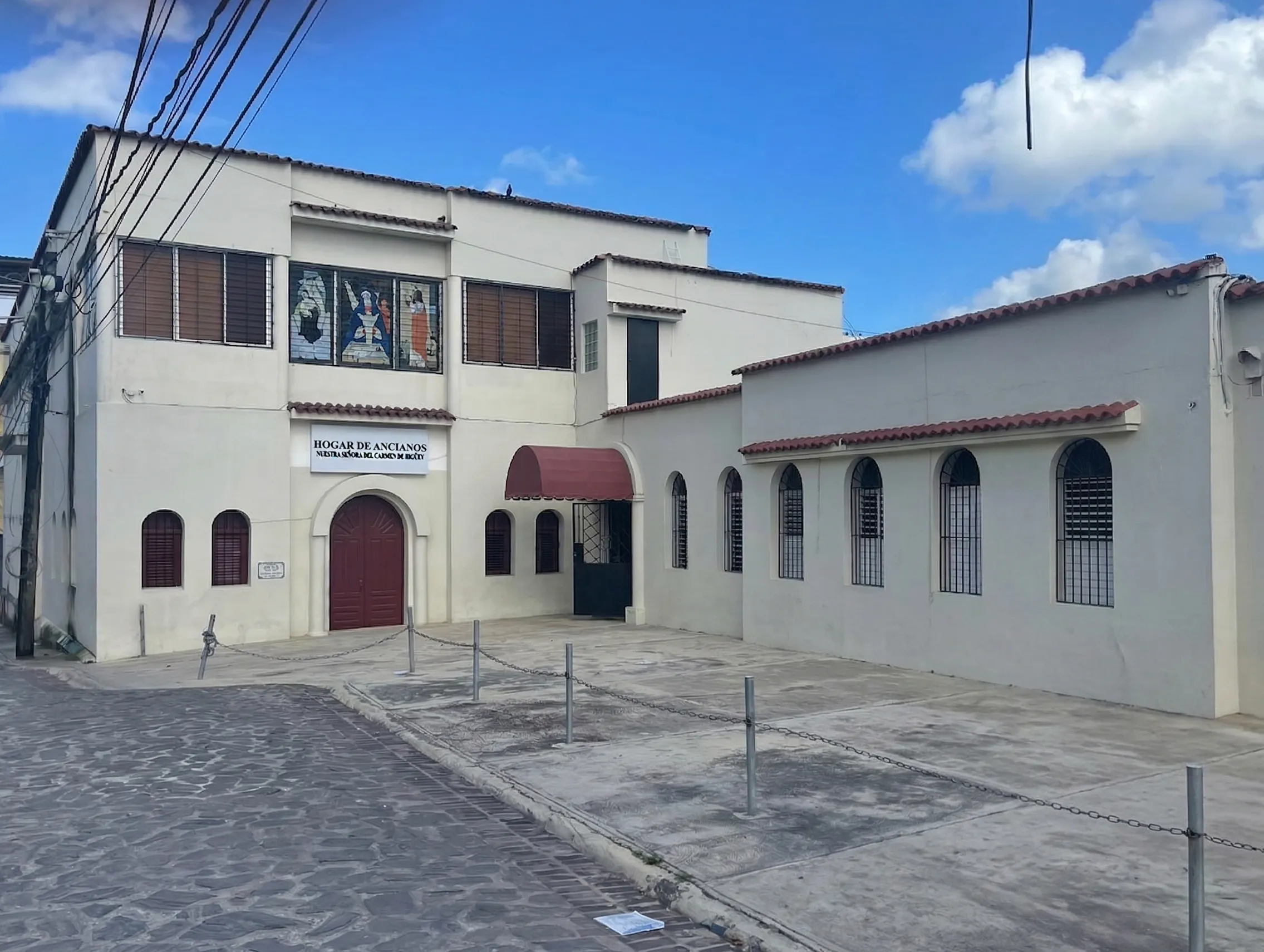 Fachada principal del Hogar del Carmen Higüey