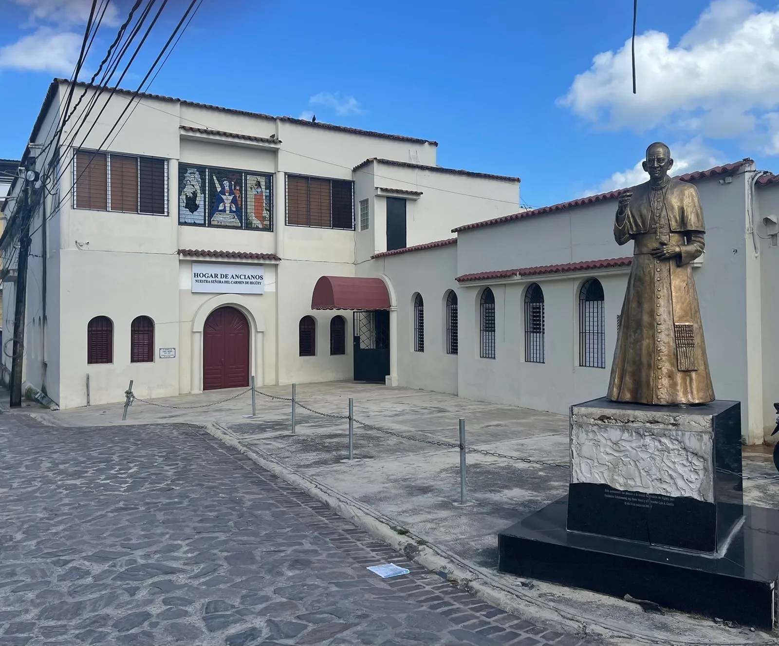 Vista frontal del edificio del hogar