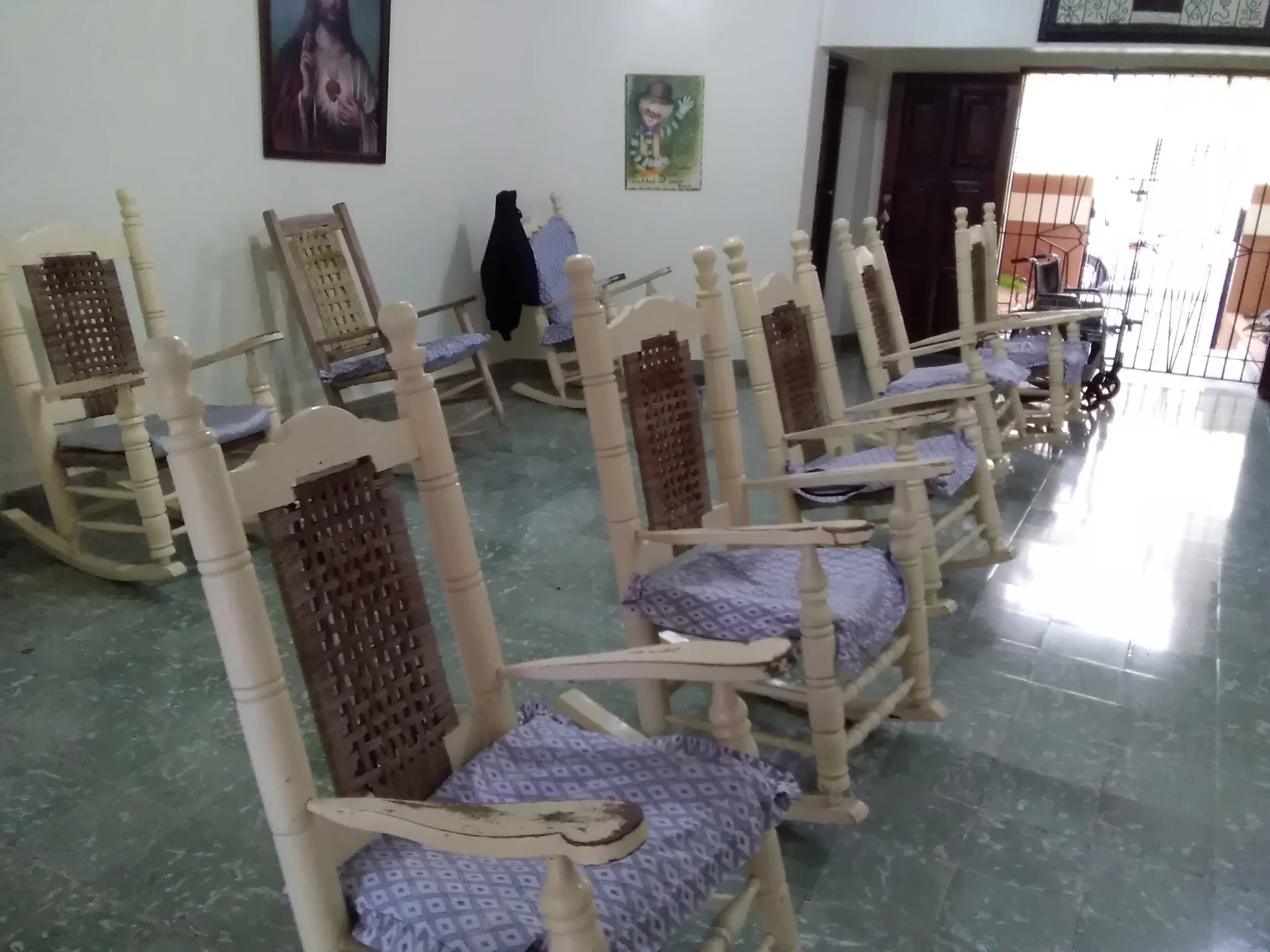 Salón principal del hogar con mecedoras para descanso