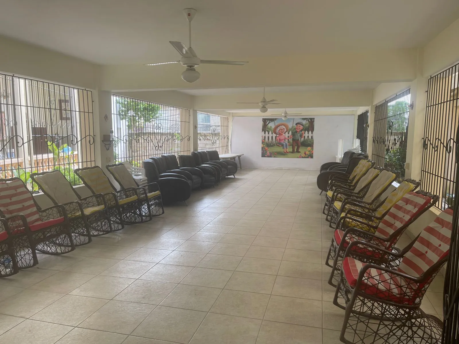 Salón del hogar con mecedoras para descanso