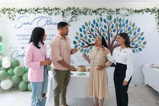 Participantes durante el acto de entrega del reconocimiento al Hogar del Carmen Higüey