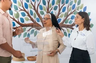Entrega del reconocimiento de SAMI OTMAN FOUNDATION al Hogar de Ancianos Nuestra Señora del Carmen de Higüey