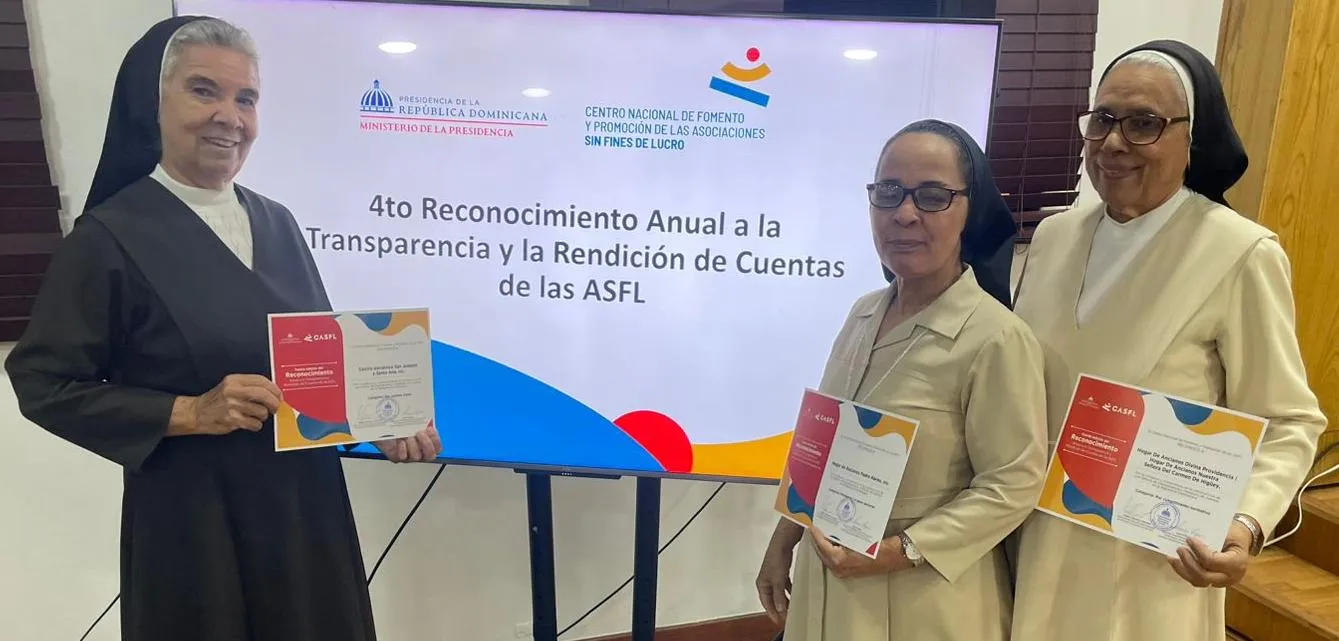 Hermanas del Hogar del Carmen Higüey sostienen certificados del reconocimiento a la transparencia y rendición de cuentas